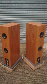 Linn Akurate 242 Passive Floor Standing Loudspeakers - Stunning!