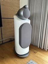 Bowers and Wilkins 800D3 in white